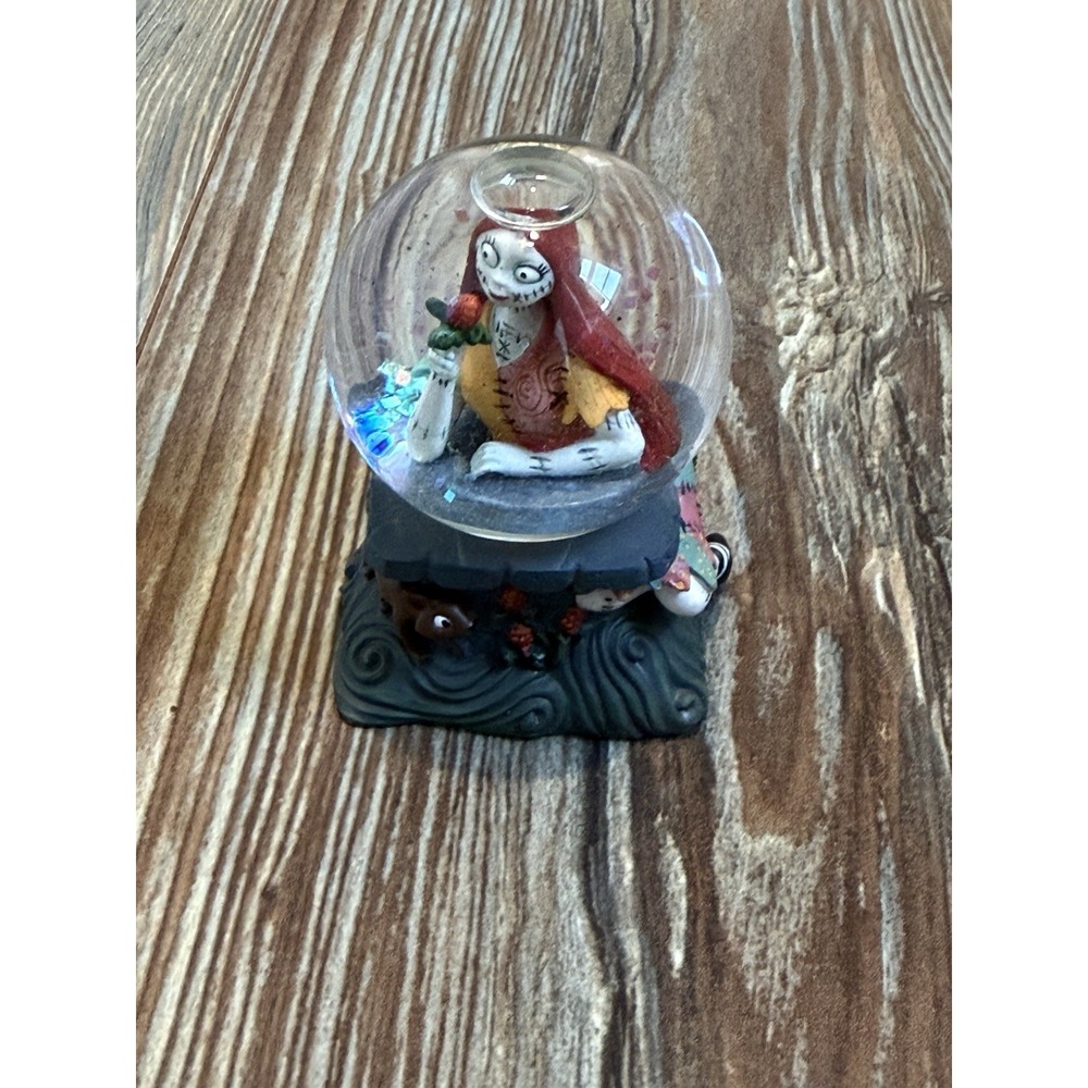 Disney snowglobe Nightmare Before Christmas Sally
